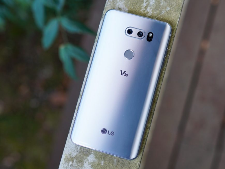 LG V30 REVIEW: GROUNDBREAKING PHONE WITH A DEAL-BREAKING FLAW