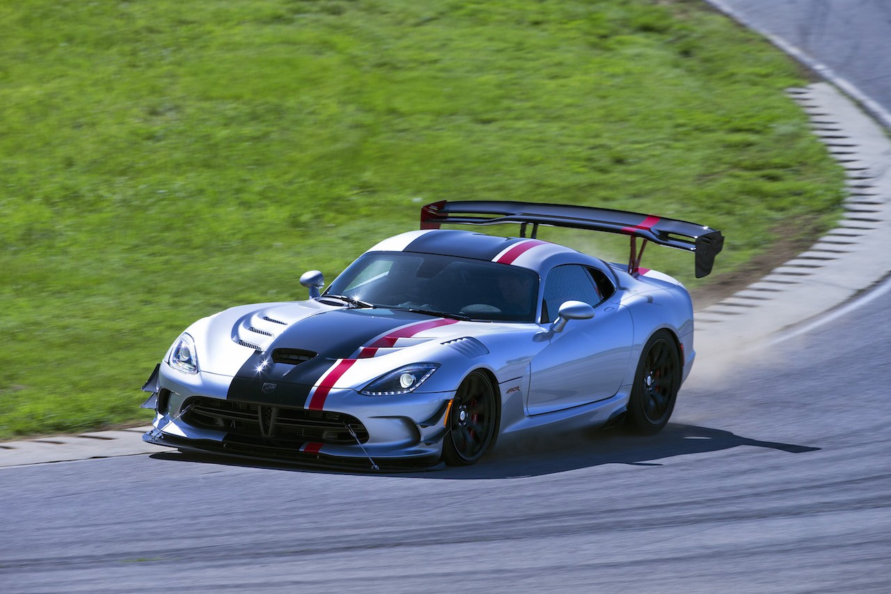 2016 Dodge Viper ACR is a street-racer legend reborn