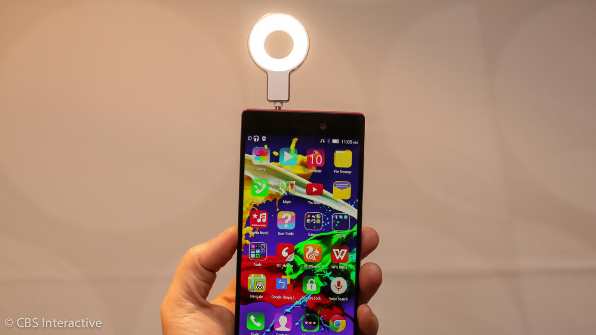 Flash me! Lenovo Vibe X2 Pro has plug-in flash for selfies (hands-on)