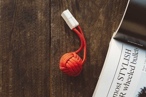 BOLD Knot Hides A Power Bank Inside A Keychain-Sized Ball Of Rope