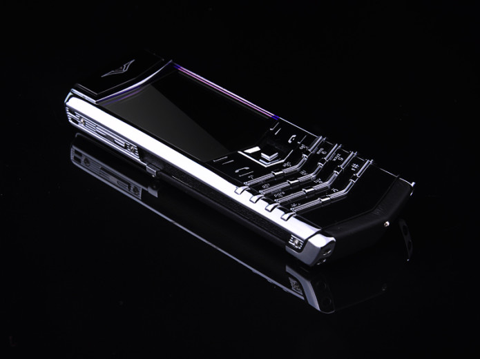 Vertu outs Signature for Bentley feature phone