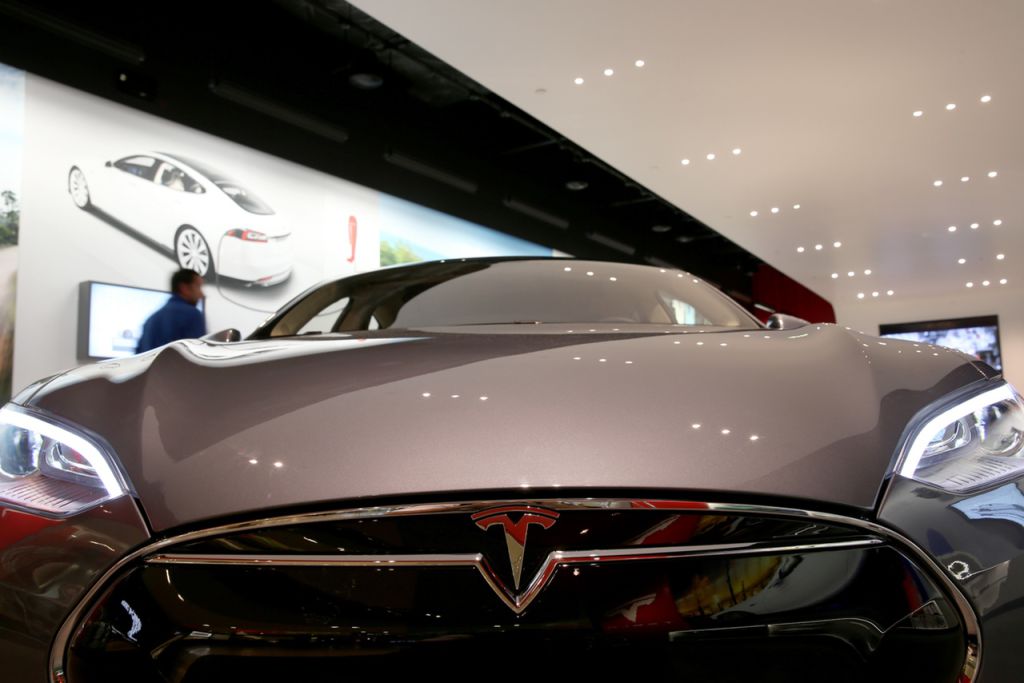 Tesla software update with autosteer, parallel autopark almost ready
