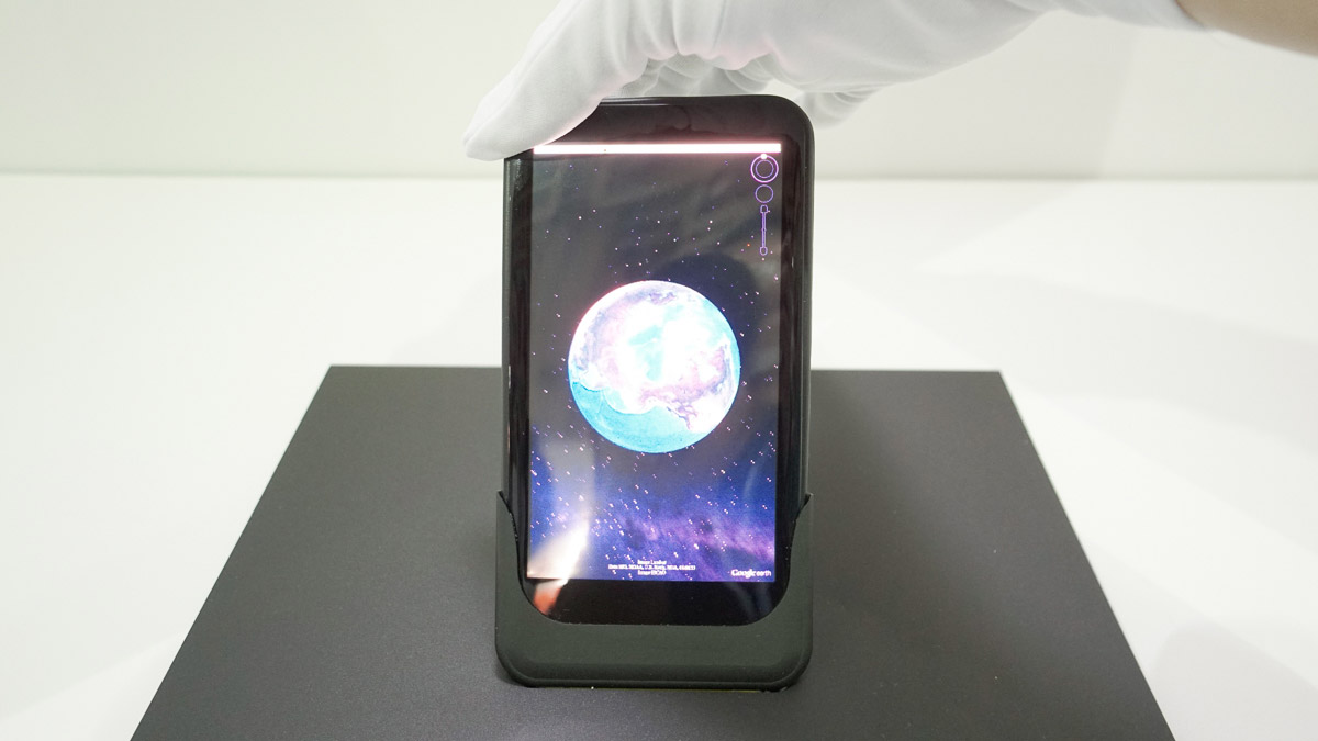You can bend AUO’s flexible phone to navigate apps