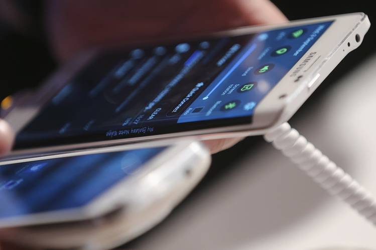 Samsung launches 2 big screen devices to rival iPhone
