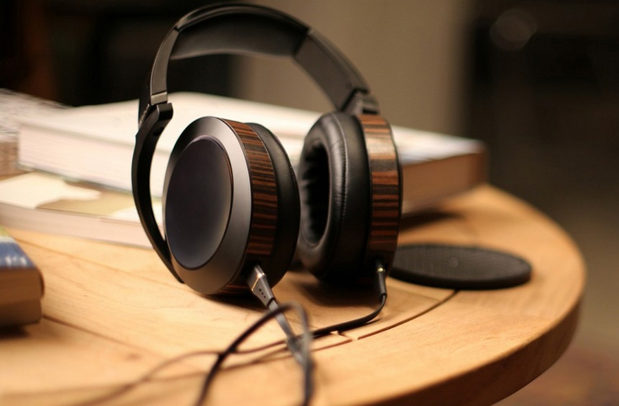 Audeze-el8-closebackWeb