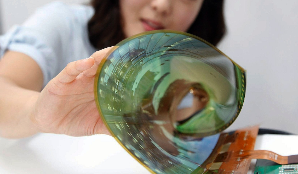 LG working on foldable phone that doubles as a tablet