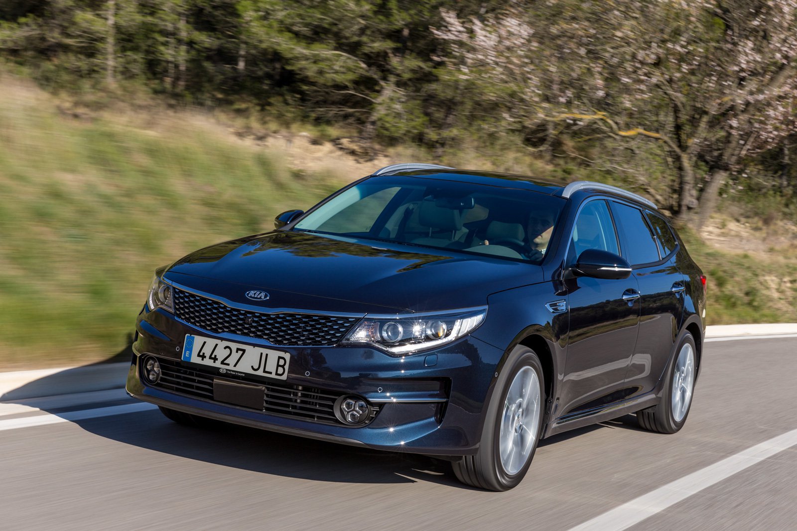 kia-optima-sportwagon-leak-01
