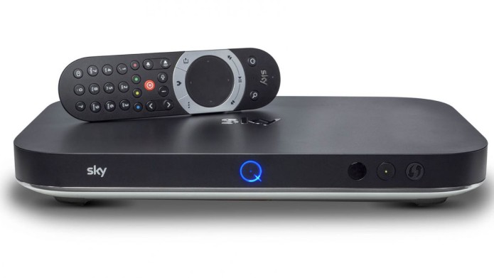 xxl_Sky Q Silver - with remote - on white-1200-80