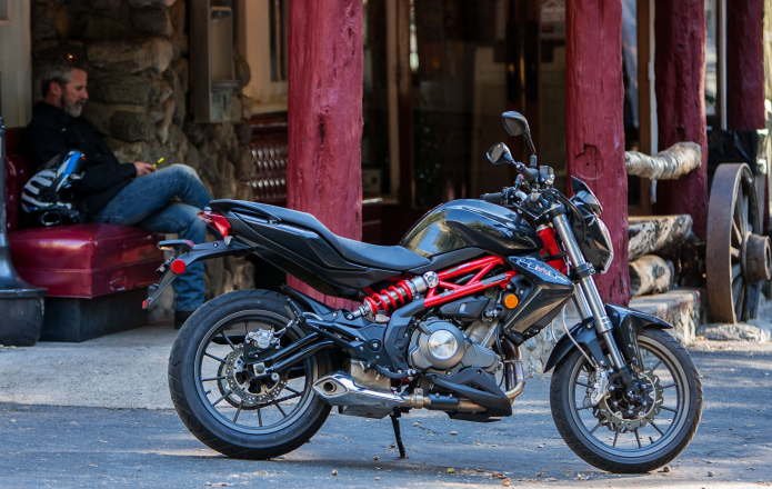 2017 Benelli TnT 300 Review : An pint-sized Italian streetfighter via China
