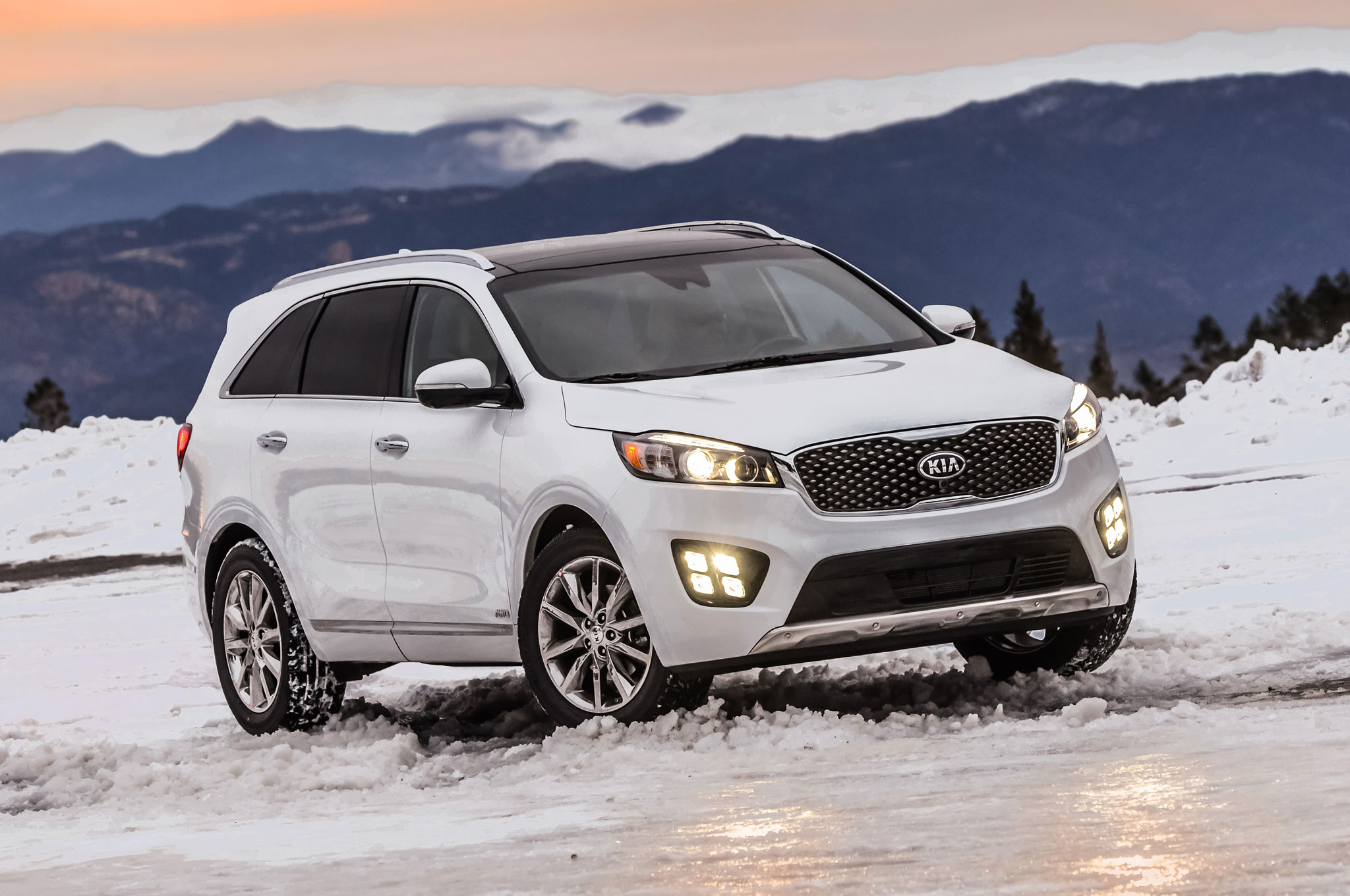 2016-kia-sorento-sxl-front-three-quarter-on-snow