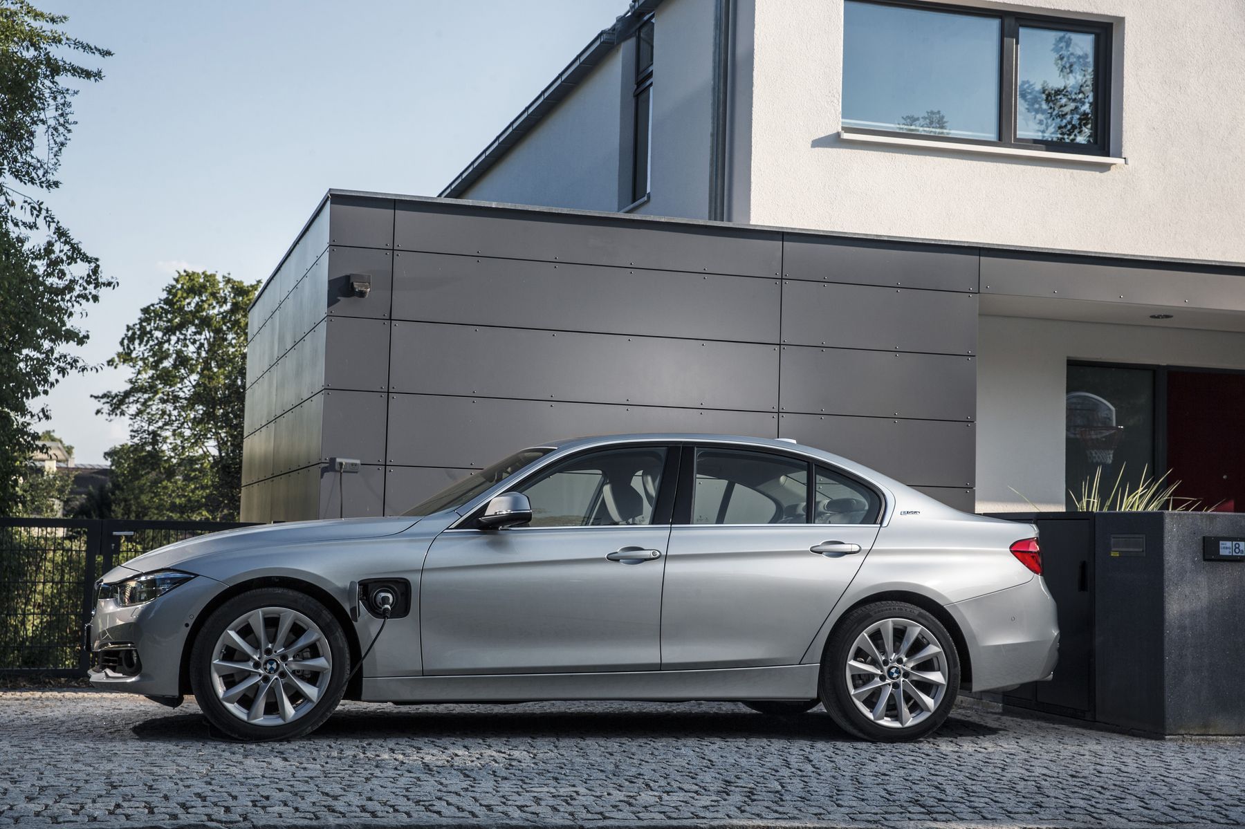 p90194397_highres_bmw-330e-09-2015