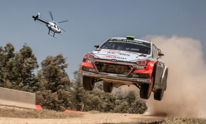 Helicopter versus Rally car : The McDonnell Douglas 520N takes on Hyundai’s i20 WRCHelicopter versus Rally car : The McDonnell Douglas 520N takes on Hyundai’s i20 WRC