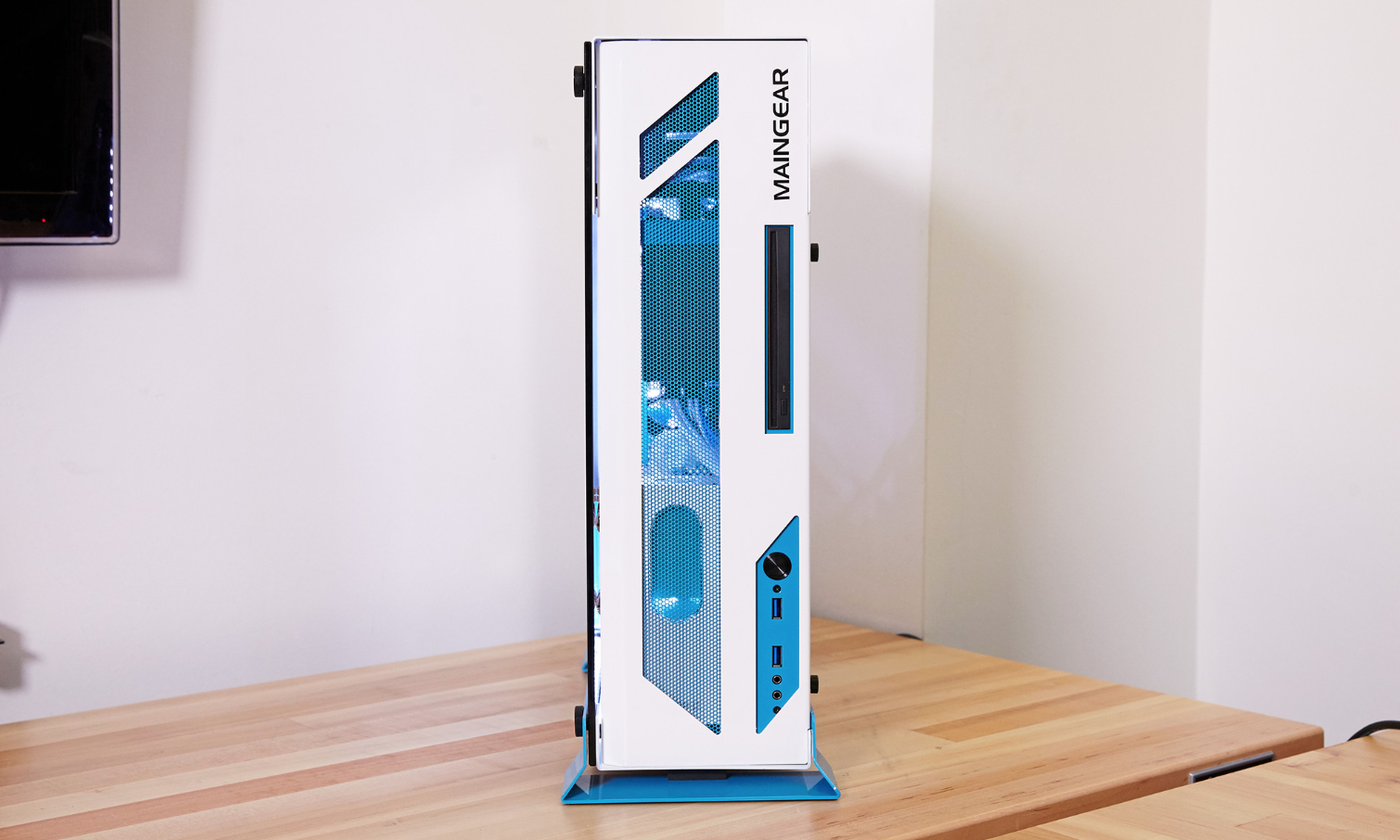 Maingear Drift (2016) Review : A Small, Stunning Showpiece