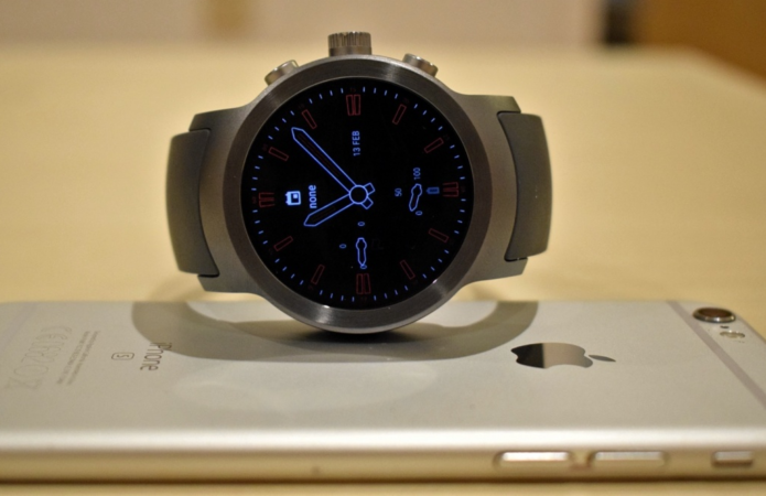 Android Wear on iPhone : Our guide to getting your Google / iOS smartwatch fix