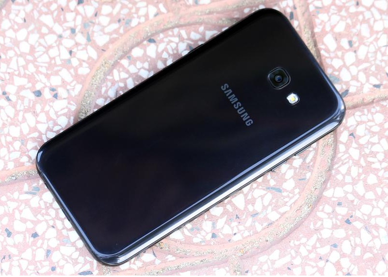 Samsung Galaxy A7 (2017) Review : Road to Recovery