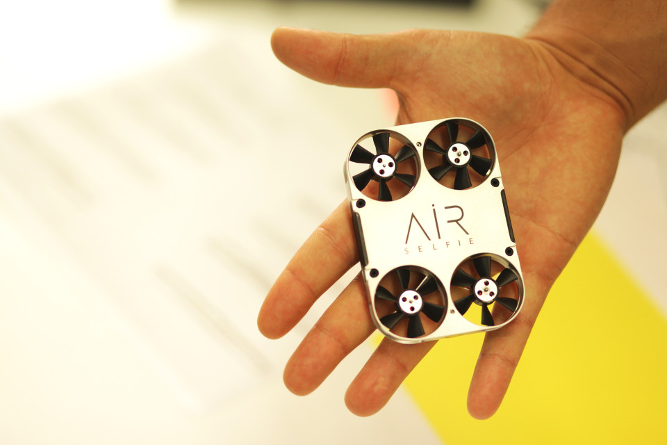AirSelfie Hands-on Review : A mini selfie drone that's on sale now