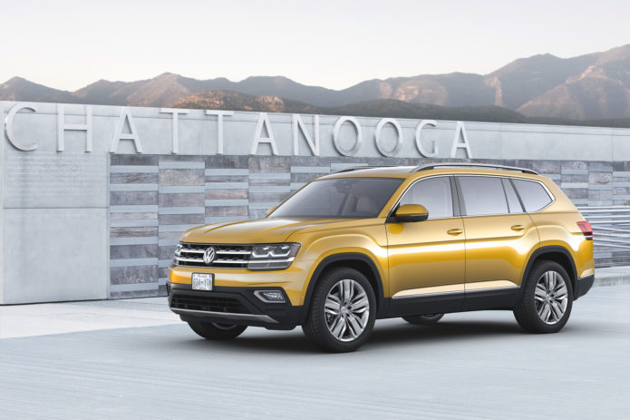 2018-Volkswagen-Atlas-front-three-quarter-01
