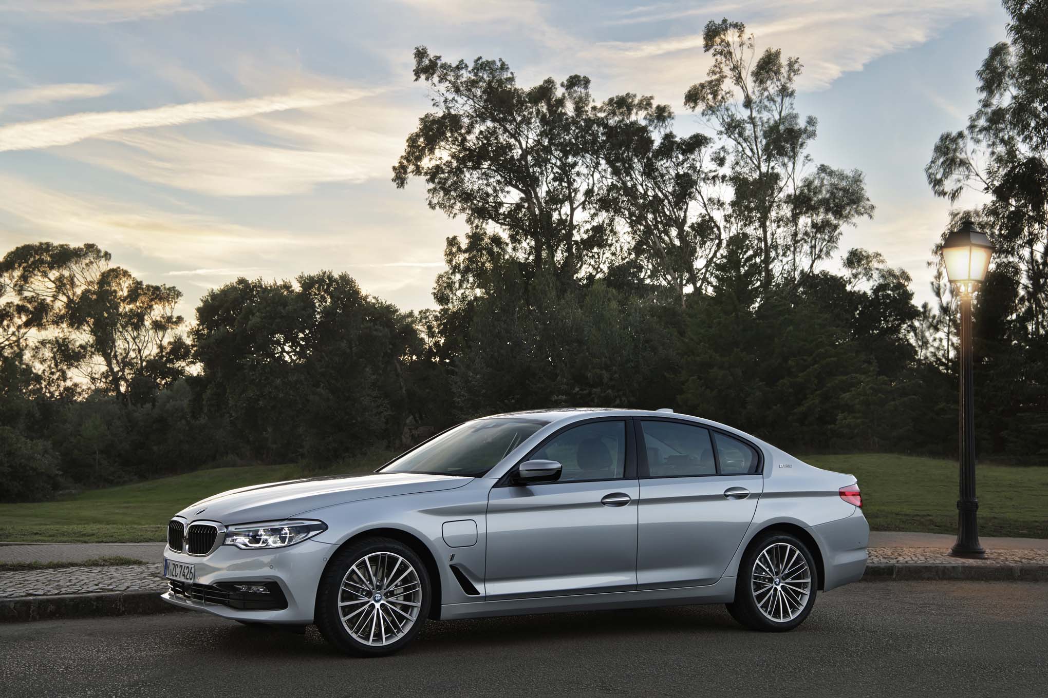 2018-BMW-530e-iPerformance-Euro-Spec-front-side-02