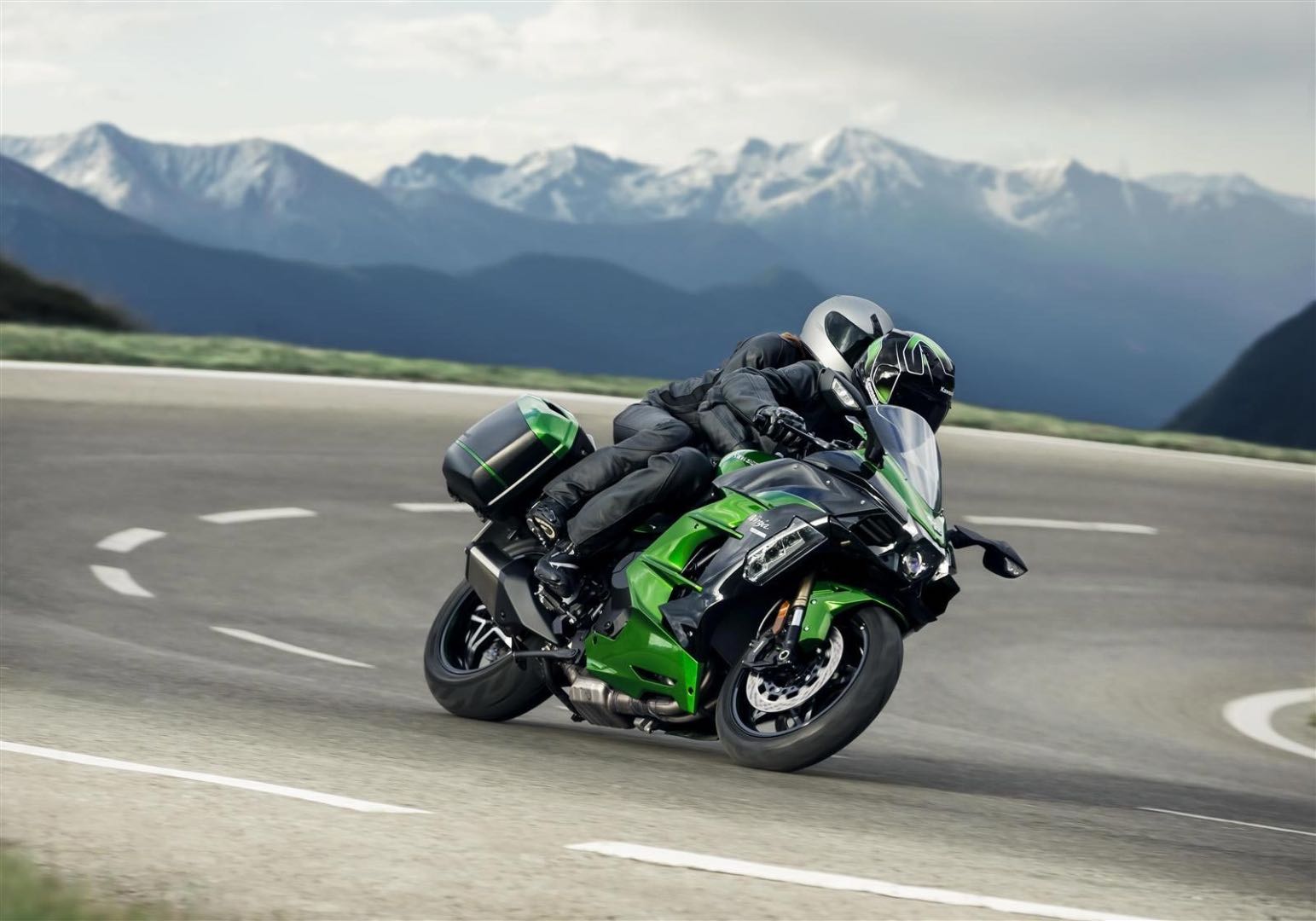 First Look: Supercharged 2018 Kawasaki Ninja H2 SX