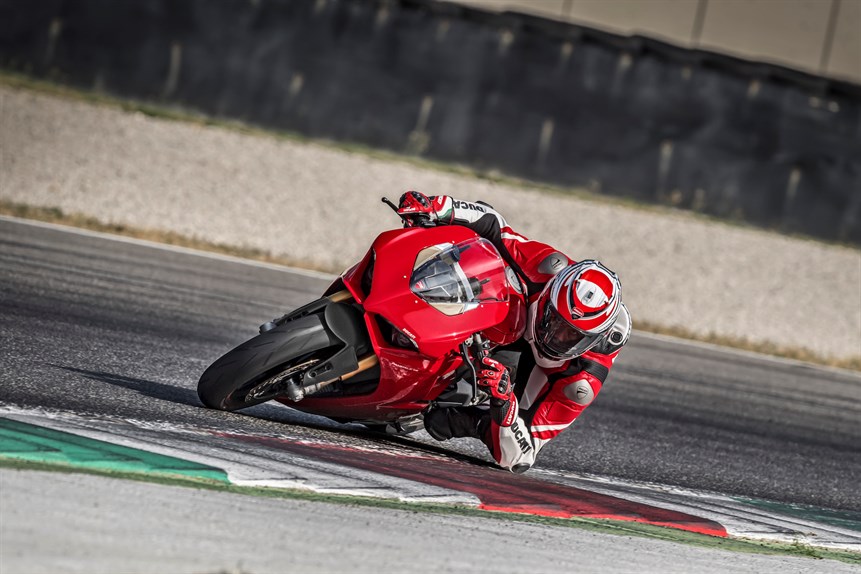 First Look: 2018 Ducati Panigale V4 / V4S / V4 Speciale