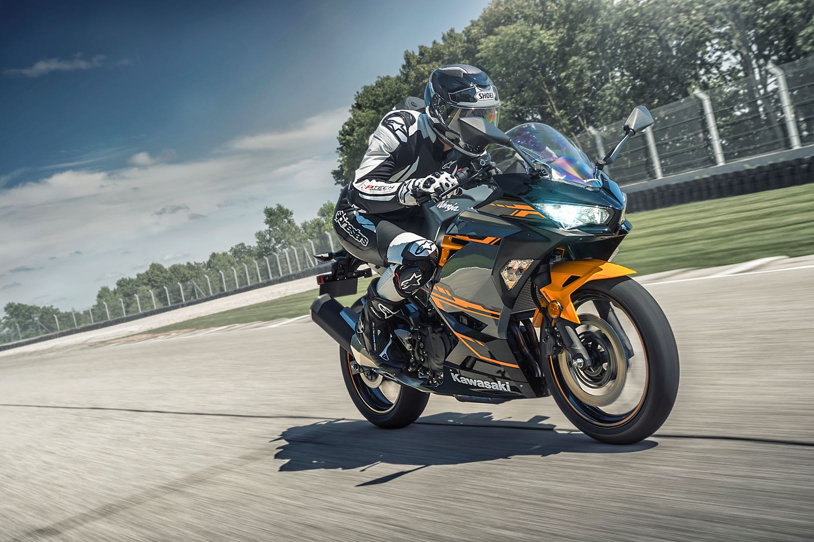 2017-kawasaki-ninja-400-first-look-preview-3