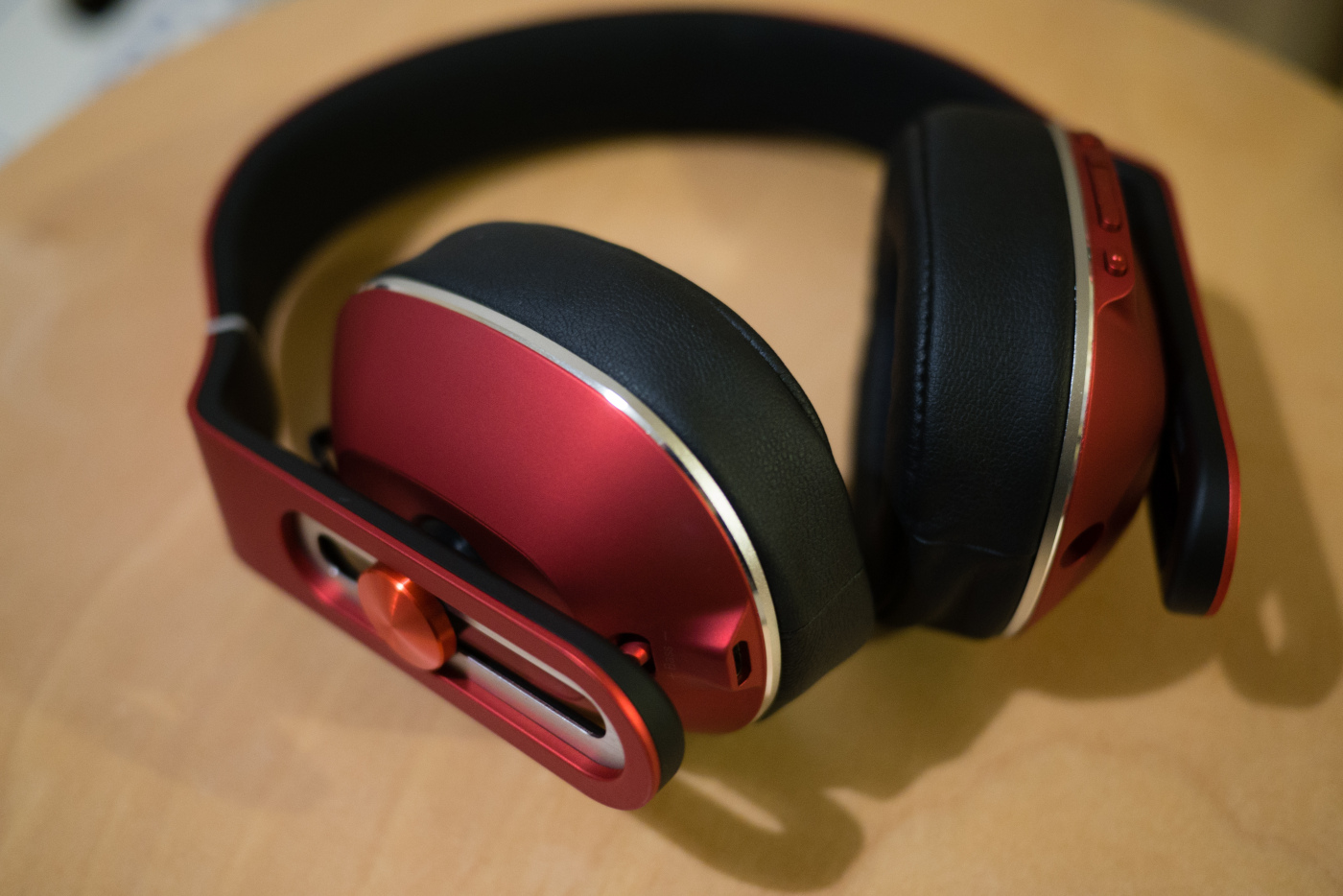 1MORE MK802 Bluetooth Headphone: Rock The Bass Boost! Roll the features.
