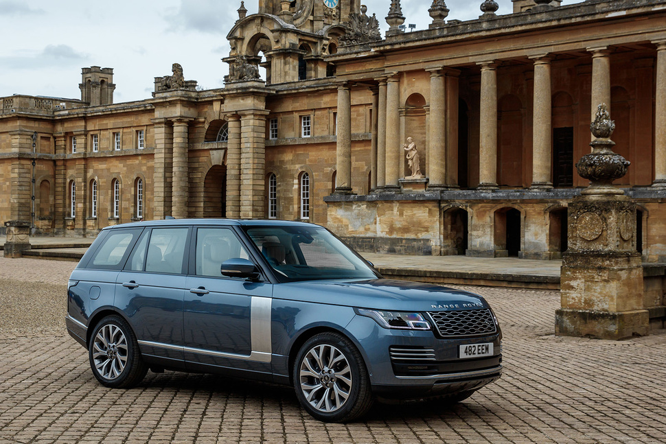 144147-cars-review-range-rover-p400e-review-image1-gdmczep0ms