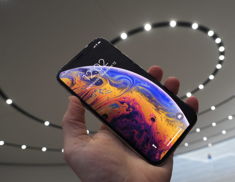 OLED экраны в смартфонах. OLED iphone VR. OLED дисплей телефон.