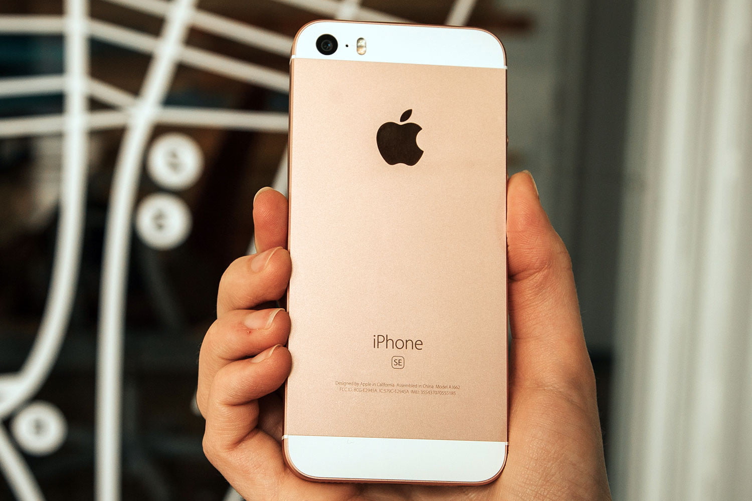 10 Reasons to Upgrade to the iPhone SE in 2018 - GearOpen.com
