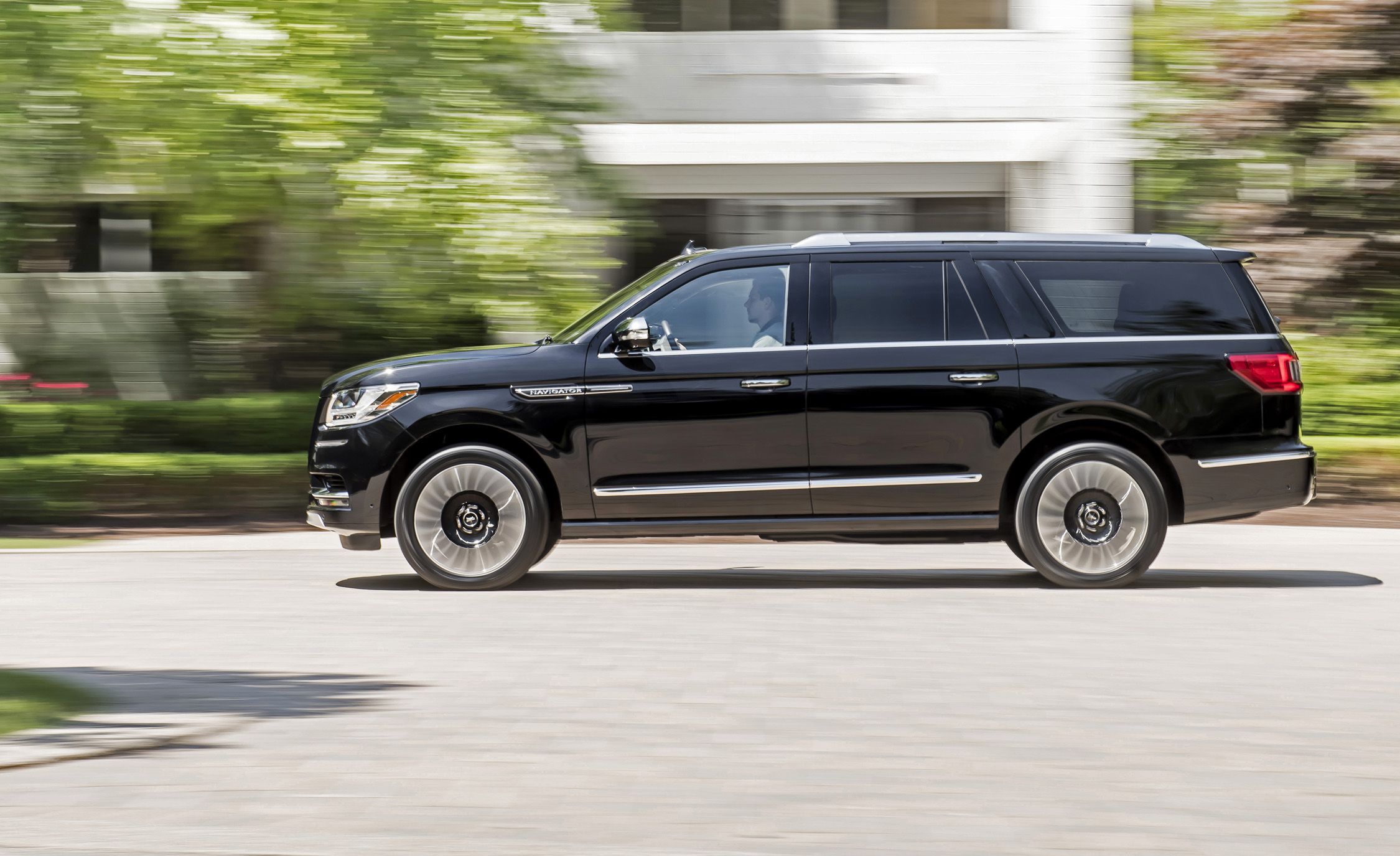 2018 Lincoln Navigator Review: Brash 3-row SUV royalty