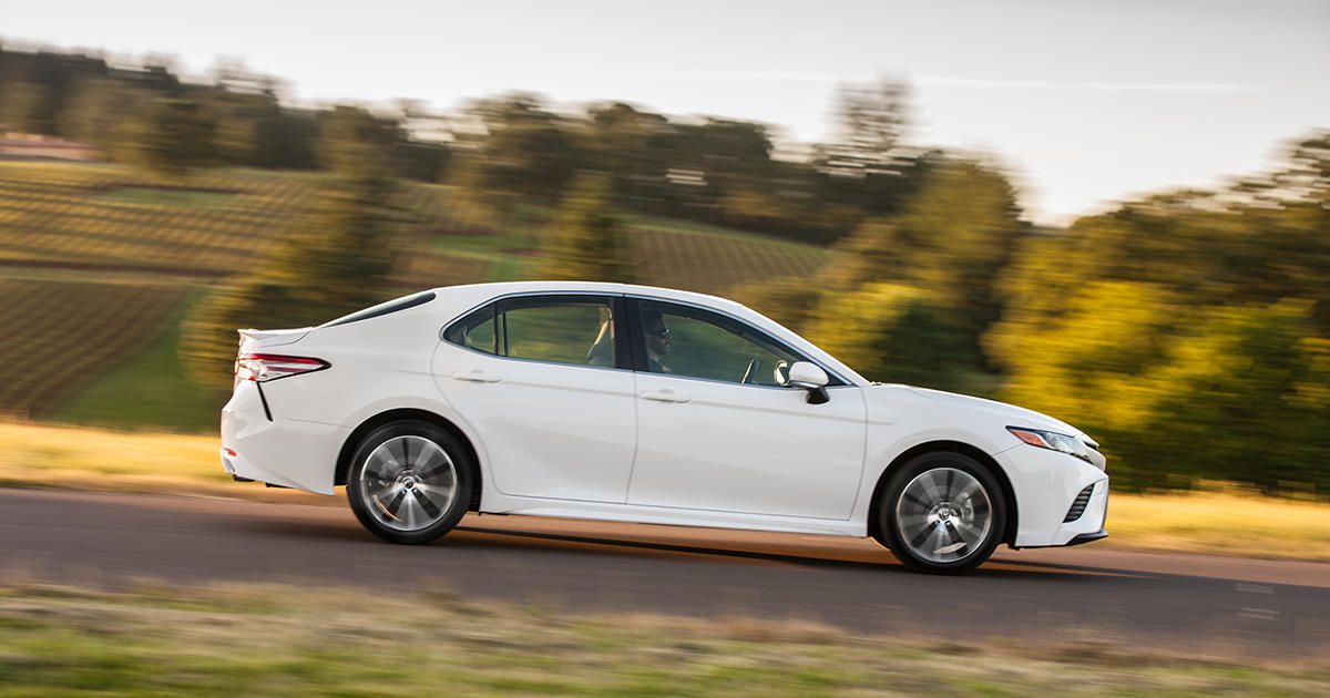 2019-toyota-camry-se-social