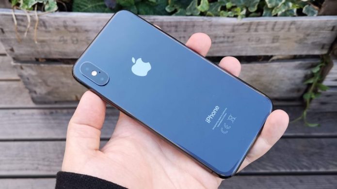 iPhone-XS-back-in-hand-920x518 (1)