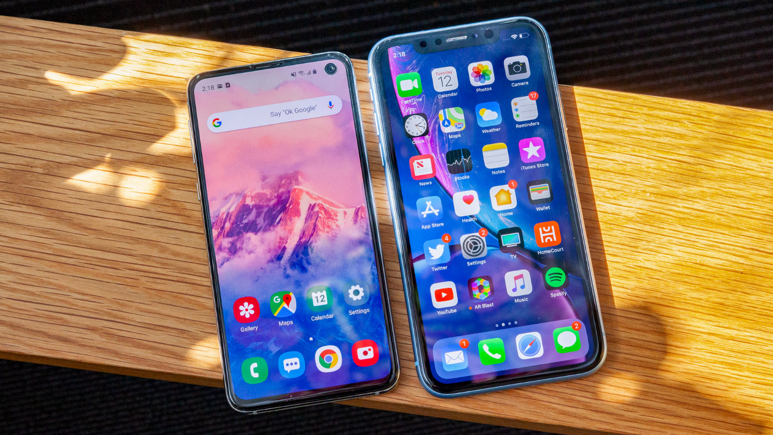 Сравнение samsung s24 и iphone 15. Galaxy s10e vs iphone XR. Samsung Galaxy s10e. S10e vs XR iphone. Samsung Galaxy s10e iphone x.