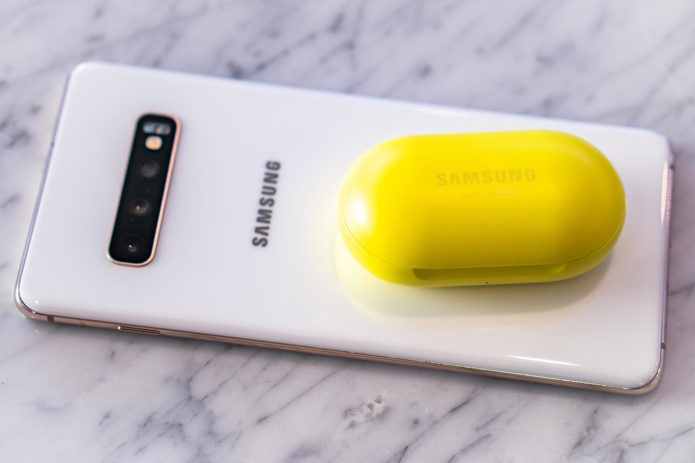 How to use Wireless PowerShare on the Galaxy S10 to charge your Galaxy Buds or another phone
