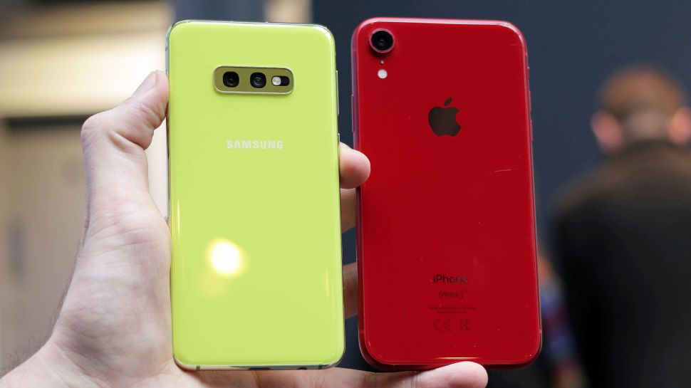 Samsung Galaxy S10e vs iPhone XR: battle of the cheaper champions