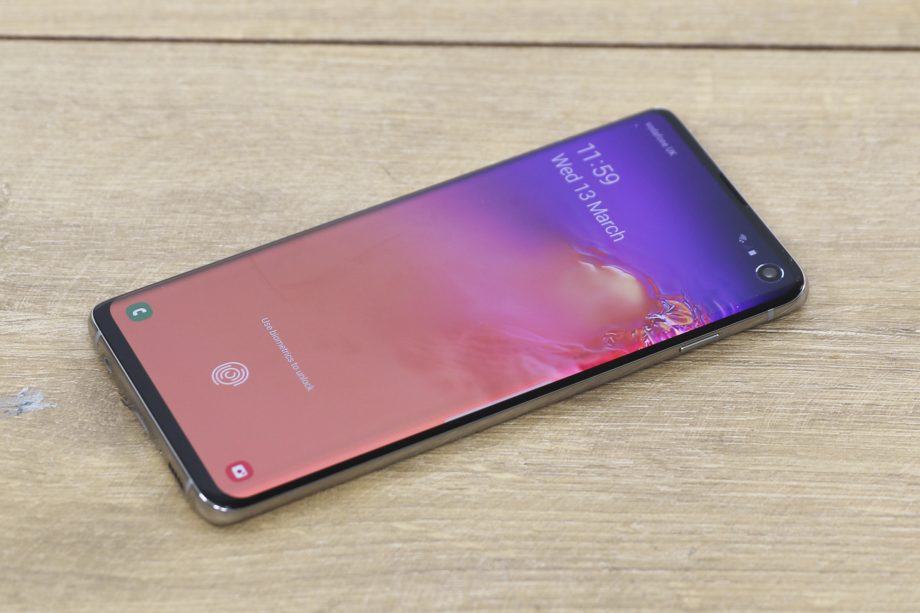 Galaxy-S10-front-angled-on-table-920x613