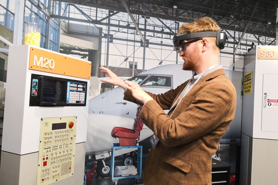HoloLens2-hands-on-02-e1551368686916-920x613