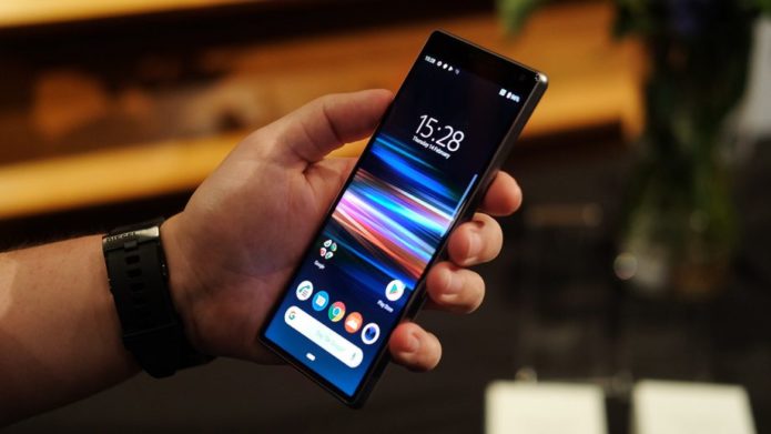 Sony-Xperia-10-front-handheld-920x518