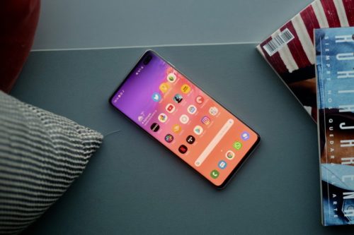 That blinking light on the Galaxy S10 is a feature, not a bug