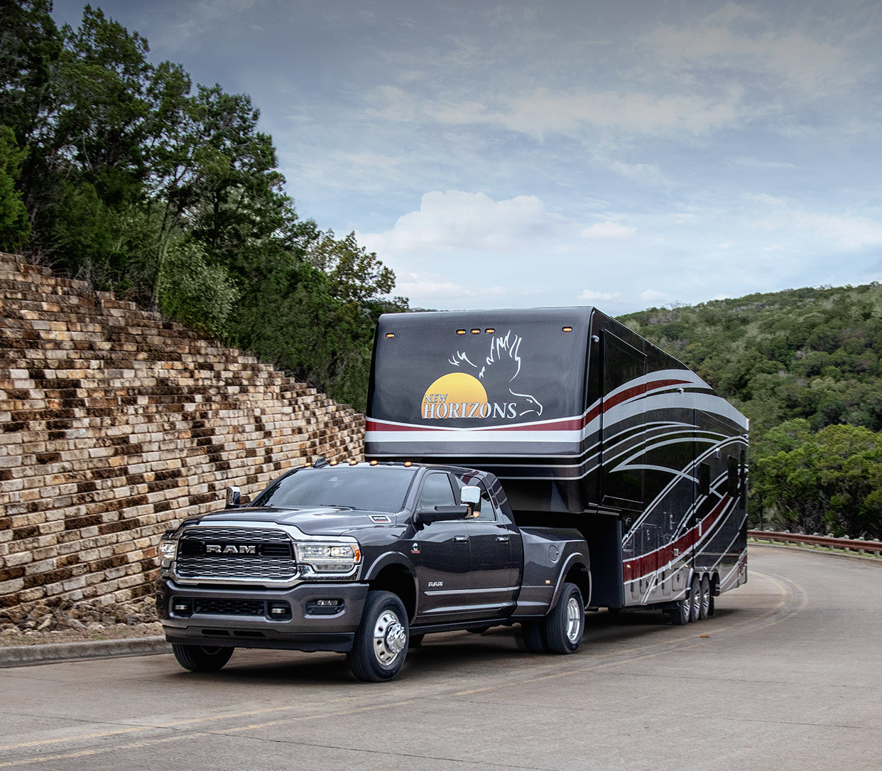 2019-HD-ram-3500-reveal-mobile-hero-towing-fifthwheel_a87147d493ce92687497e66dac80afa-1242x1085
