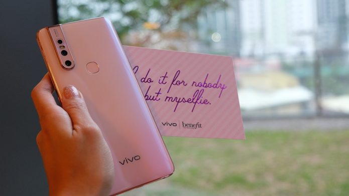 What’s inside the Vivo V15 Blossom Pink package
