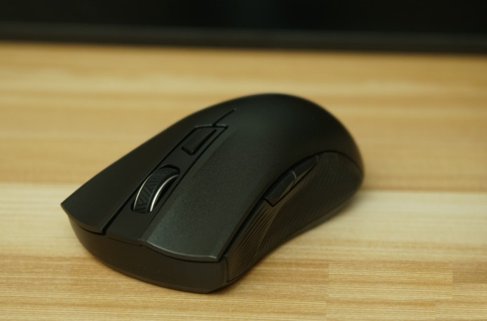 ASUS ROG Strix Carry Review: A Serious Mouse For Gamers On The Move