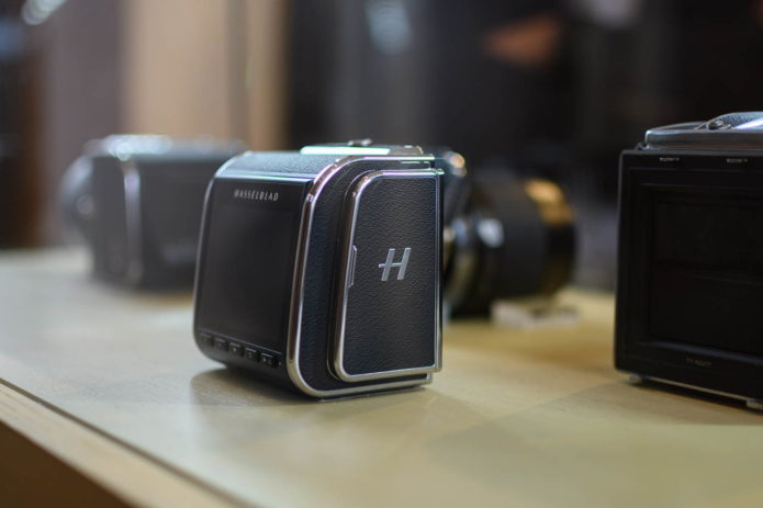 Hands-on with the Hasselblad CFV II 50C and 907X