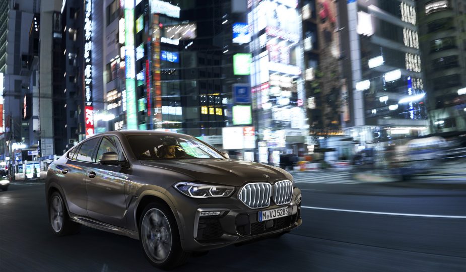 P90356686_highRes_the-new-bmw-x6-drivi-925x540