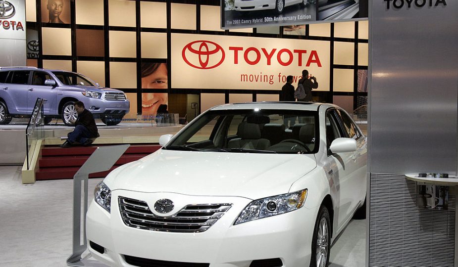 Toyota-Camry-Hybrid-925x540