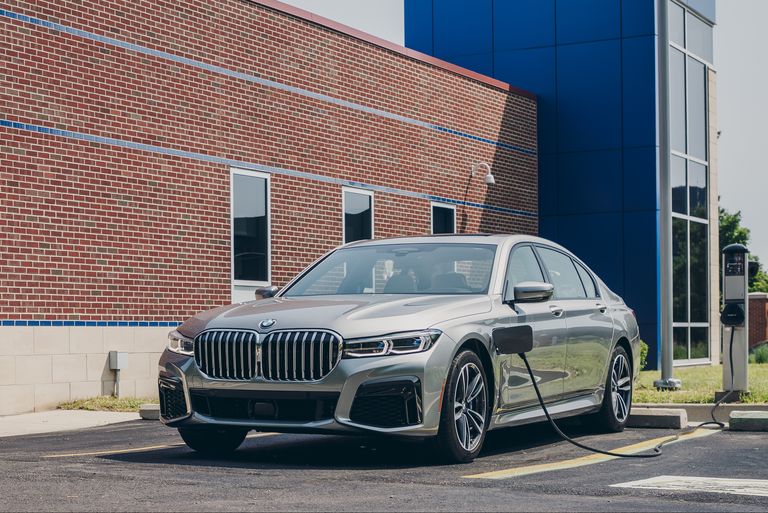 2020 BMW 745e xDrive Plug-In Hybrid Struggles as a Green Machine