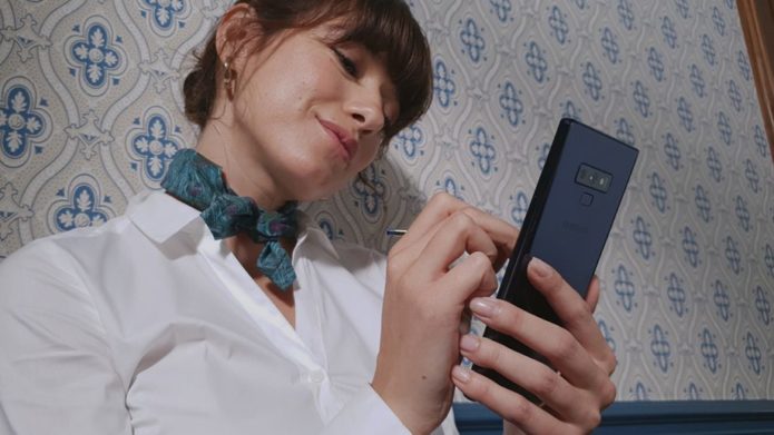 Samsung-Galaxy-Note-9-neck-scarf-woman-drawing-press-image-920x517