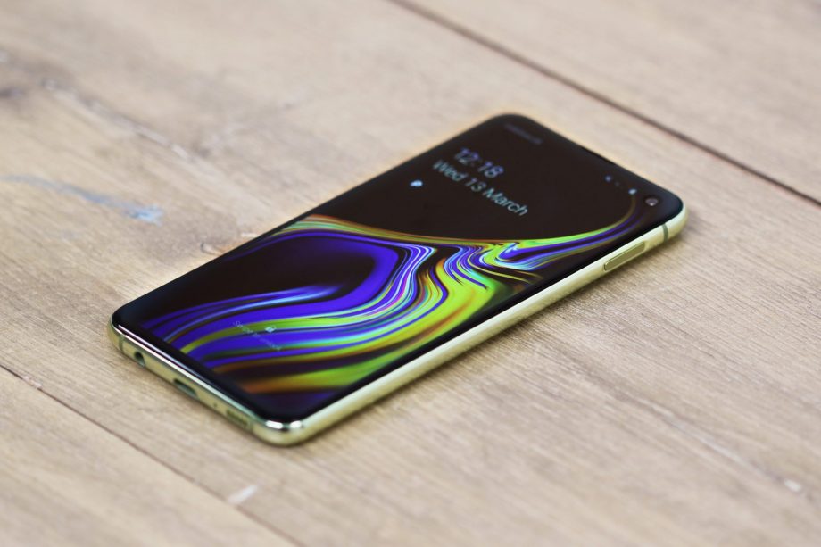Samsung-Galaxy-S10e-front-angled-right-1920x1280-920x613