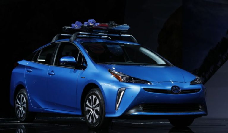 Toyota Camry Hybrid vs Toyota Prius: Which Is the Better Hybrid Car ...