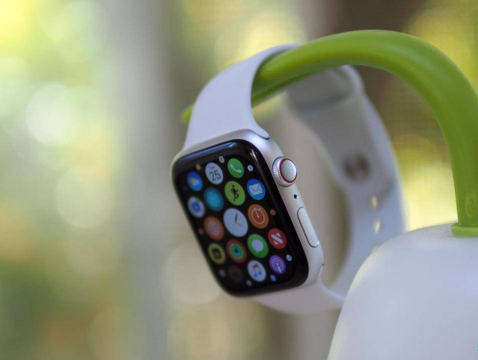 Apple Watch 5 out next month with OLED screen, titanium and ceramic case
